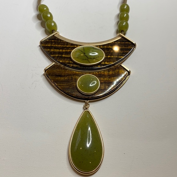 Chico’s massive jade color statement necklace - Picture 1 of 12
